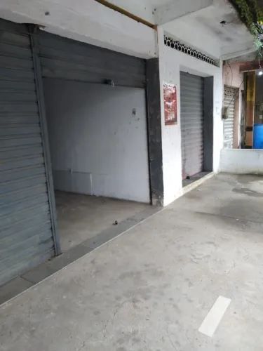 2 lojas em Itaboraí com meia água nos fundos.
