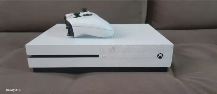 Xbox one s 1TB com gta 5 com dois controles