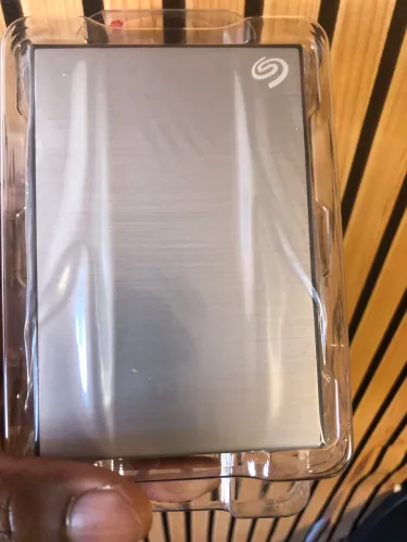 HD Seagate Backup Plus Slim de 2 TB na cor prata.