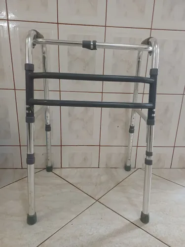Vendo andador para adulto.