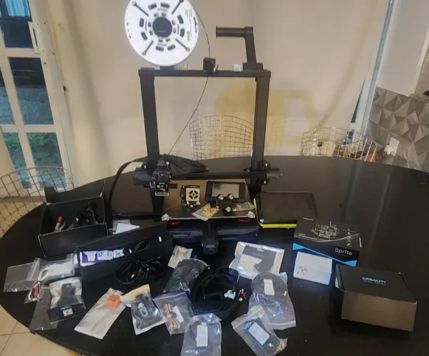 Impressora 3D Ender 3 S1 Plus + Acessórios e peças extras