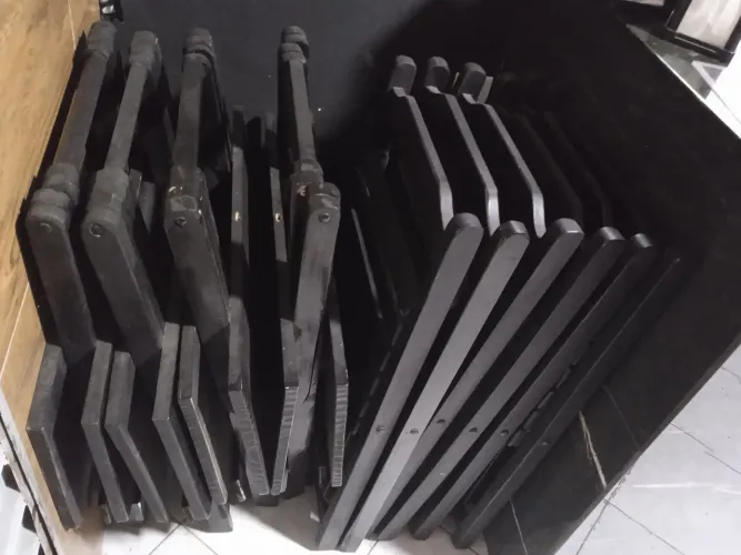 Kit de mesas com cadeiras de madeira,no precinho,pra vender logo!