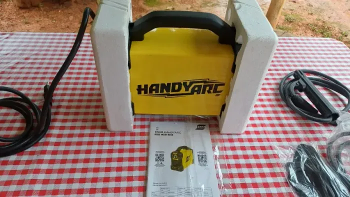 Inversora de Solda ESAB HandyArc 162i 220v na caixa ''acompanha mascara eletrônica''