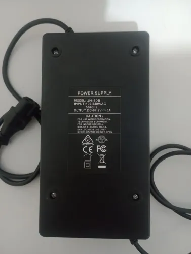 Carregador para bateria de moto elétrica.