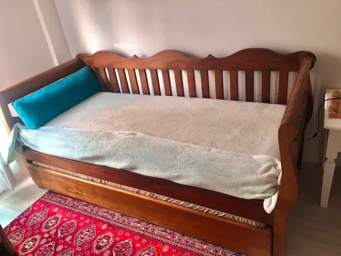 Cama madeira com 2 colchões