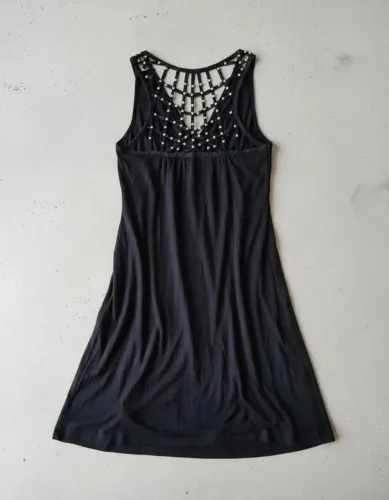 vestido preto com detalhes em spikes