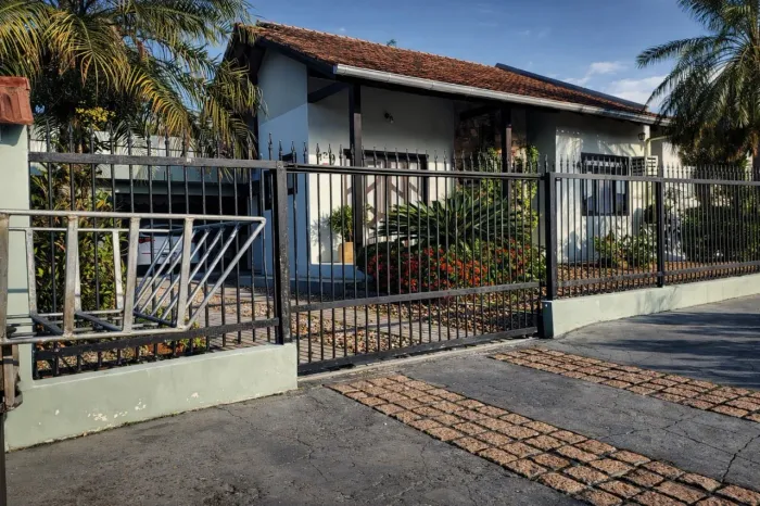 Casa à venda na Vila Germer em Timbó com 4 dormitórios e jardim