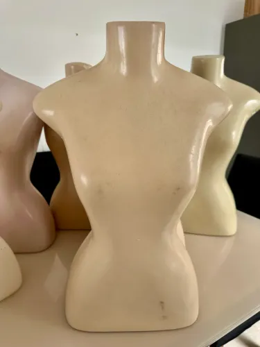Manequim meio busto.