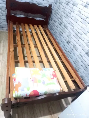 Linda cama de solteiro de Imbuia, estilo colonial 