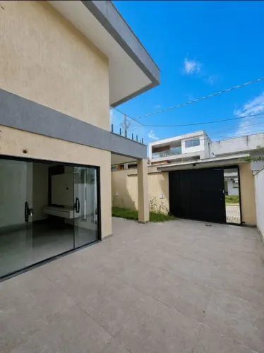 CASA C/ 4QTOS SENDO 2 SUÍTES