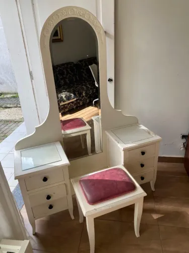 Penteadeira de imbuia entalhada a mão