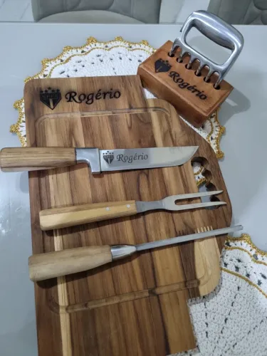 TÁBUAS DE CHURRASCO PERSONALIZADA (COM ENCAIXE PARA FACA,CHAIRA E GARFO.)