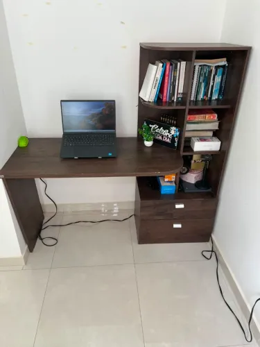 Mesa de escritório com estante