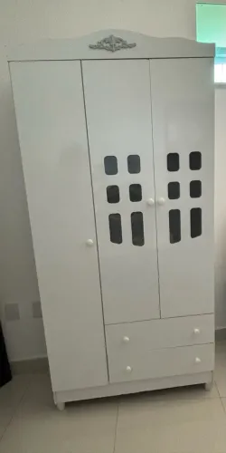 Guarda-roupa infantil três portas duas gavetas