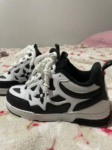 tênis casual de skate com estampa LV em preto e branco