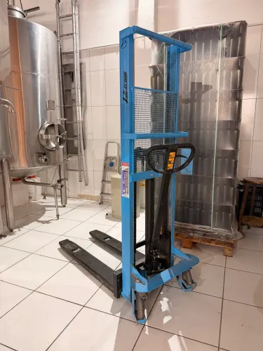 Empilhadeira manual hidráulica 1.000 kg usada
