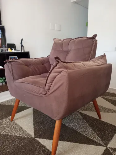 Duas poltronas 1 marron e outra verde escuro