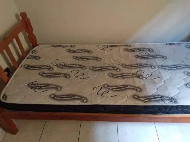 Cama de solteiro com colchão