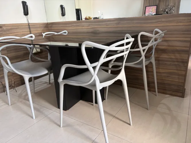 Mesa tampo de vidro com 4 cadeiras