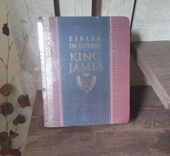 Bíblia de estudo King James nova lacrada 