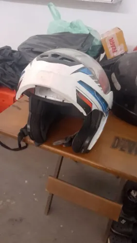 Capacete articulado