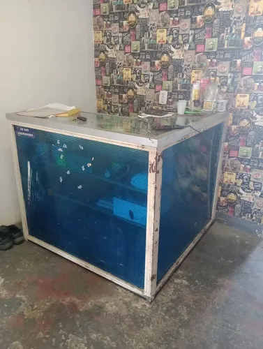 Balcão para comércio, com estrutura de ferro medindo 1,15x1,15 com 1mt de altura.