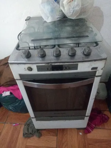 Um fogão 4 bocas