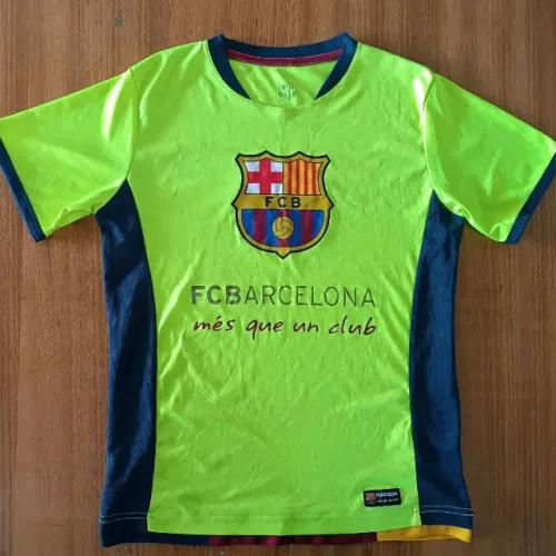 camisa licenciada barcelona espanha infantil tamanho g verde mais que um clube.
