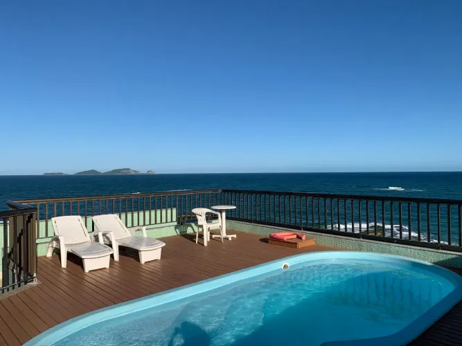 Alugo lindo apt com 150m², na orla da Praia dos Cavaleiros. Prédio de frente para o mar.