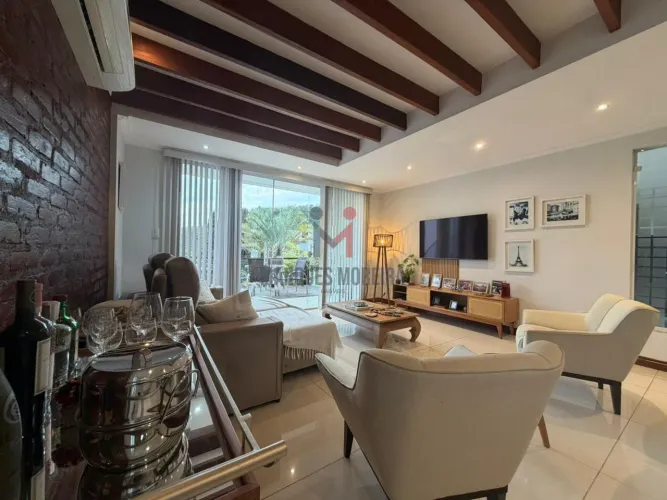 Casa em Condomínio Fechado com Vista Privilegiada para a Mata !!