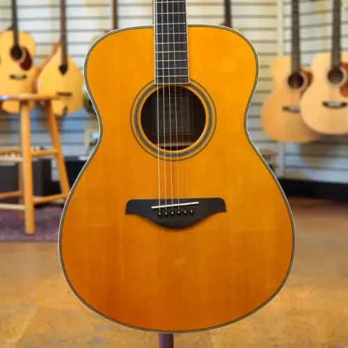 Violão Yamaha FS-TA seminovo com cordas elixir