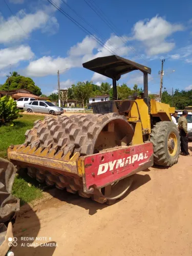 Rolo CA25 Dynapac com dois cilindros 