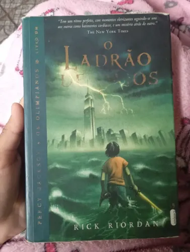 Livro "O Ladrão de Raios" de Rick Riordan