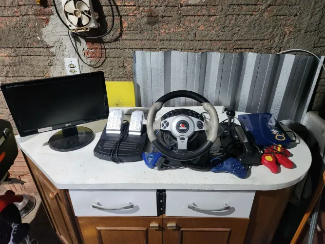 Vendo controle ,vídeo game monitor e controles vendo tudo junto