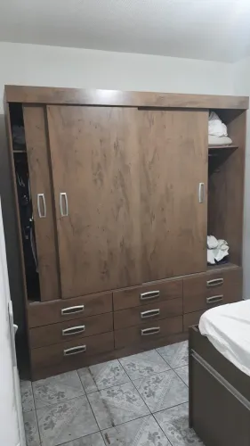Guarda-roupa de Casal Marrom Portas de Correr