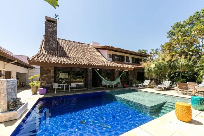 Casa à venda em Vila Assunção com 768 m², 5 quartos, 3 suítes, 7 vagas