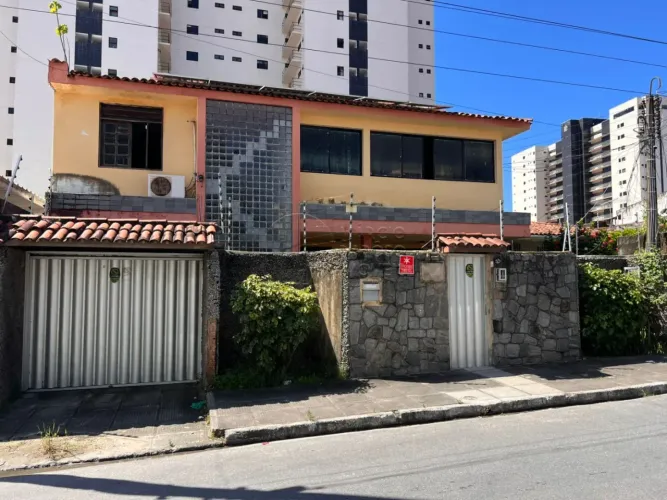 Casa com 6 Quartos e Quintal à venda na Gruta de Lourdes