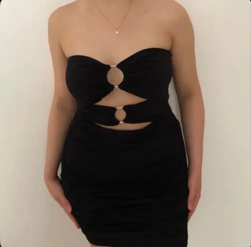 Vestido preto com argolas