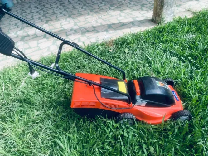 Máquina de cortar grama com recolhedor 