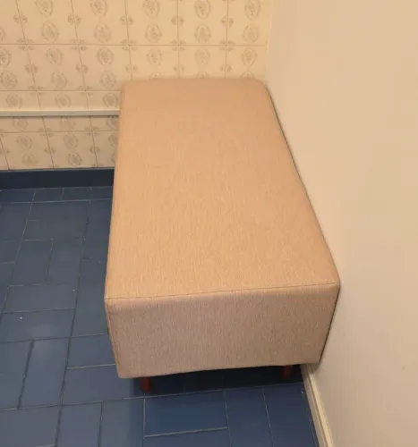 Puff Madri, pé palito, tecido Sued Bege.