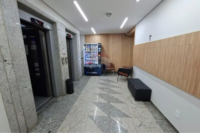 Complexo de sala comercial ou consultório ou escritório, ampla, reformada e SEM MOBILIA na