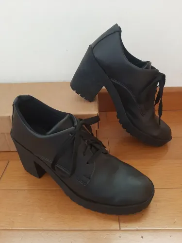 Bota tam 38, preta cano baixo de salto 8,5cm