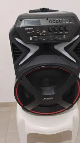 Caixa de som semi nova muito bem cuidada