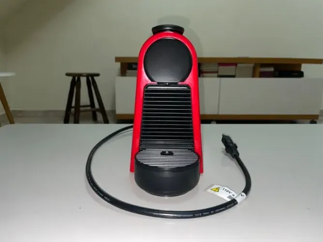 Cafeteira Nespresso Essenza Mini Vermelha 110V - Estado de Novo