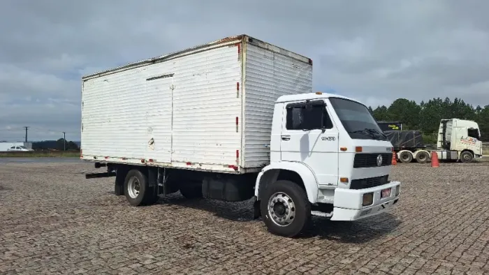 Caminhão toco 4x2 Vw 16170 95 baú de 7x250 alt com porta lateral
