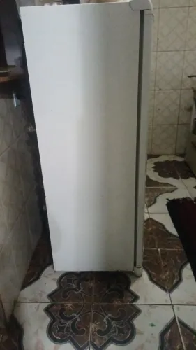 Vendo freezer  semi novo, poucas marcas de uso