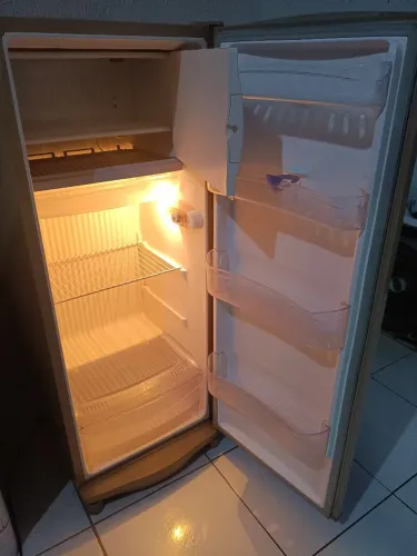 Vende-se uma geladeira toda original e um fogão