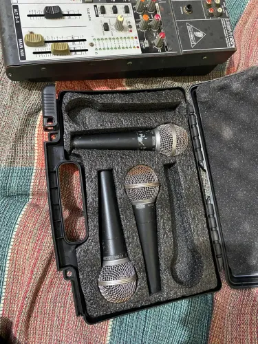 Mesa de som e microfones