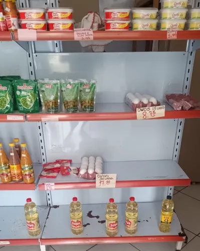 Vende-se: 3 gôndolas contínuas em boas condições. Valor: R$ 1.200