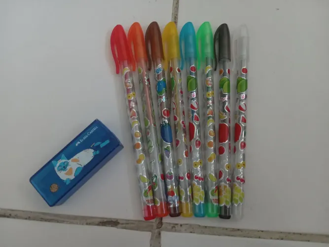 Canetas coloridas com glitter mais um apontador